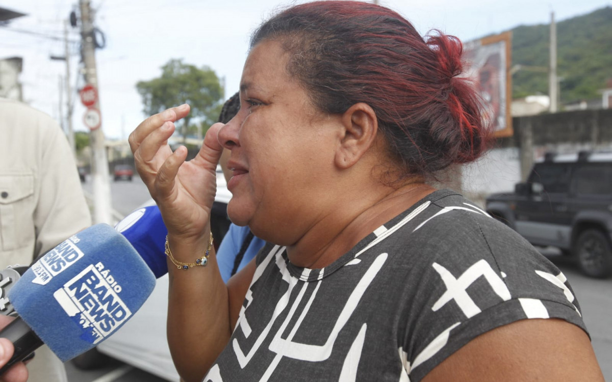 Nilvanise Tim&oacute;teo, m&atilde;e de Kauan, esteve no local do acidente, inconformada com a morte do filho
