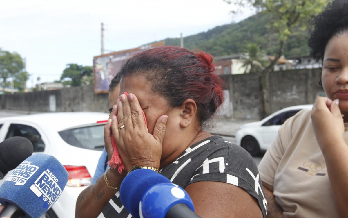 Nilvanise Tim&oacute;teo, m&atilde;e de Kauan, esteve no local do acidente, inconformada com a morte do filho