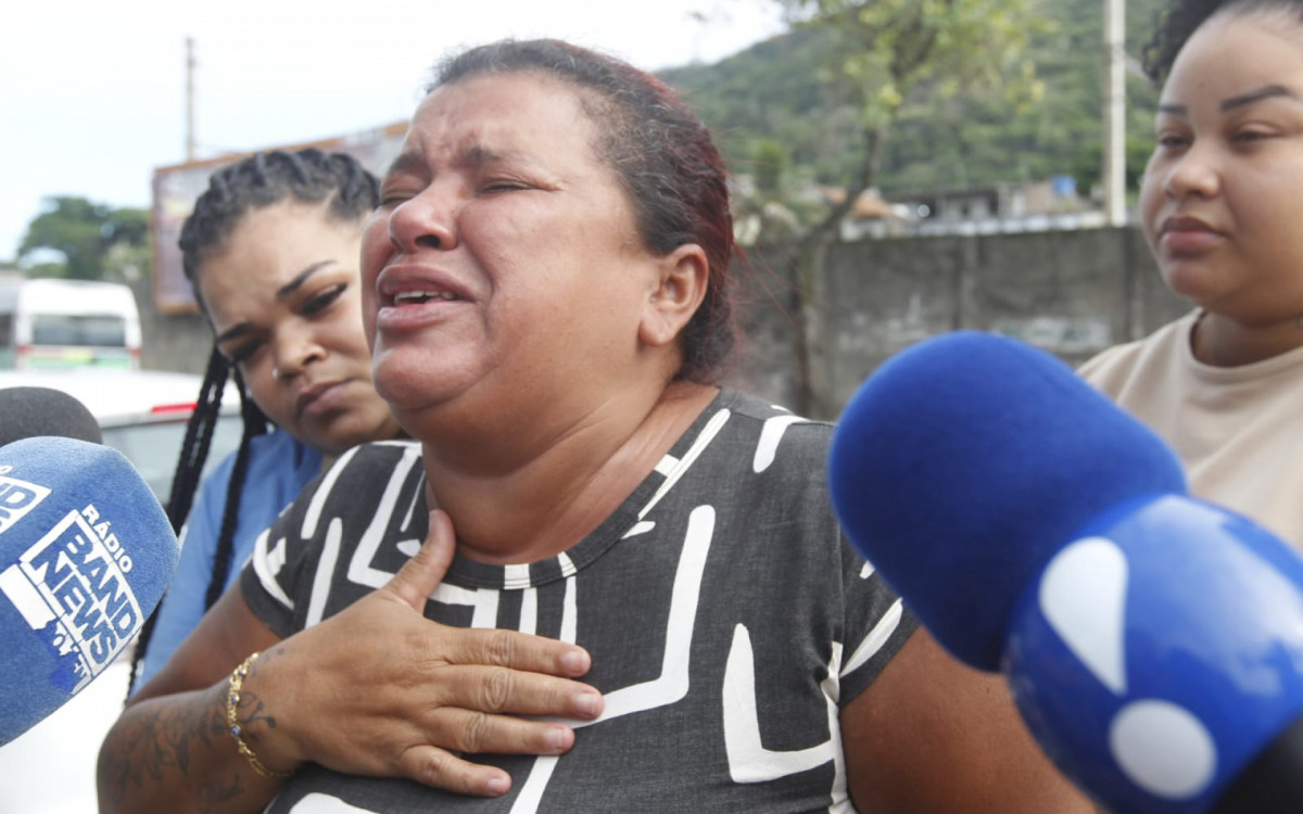 Nilvanise Tim&oacute;teo, m&atilde;e de Kauan, esteve no local do acidente, inconformada com a morte do filho