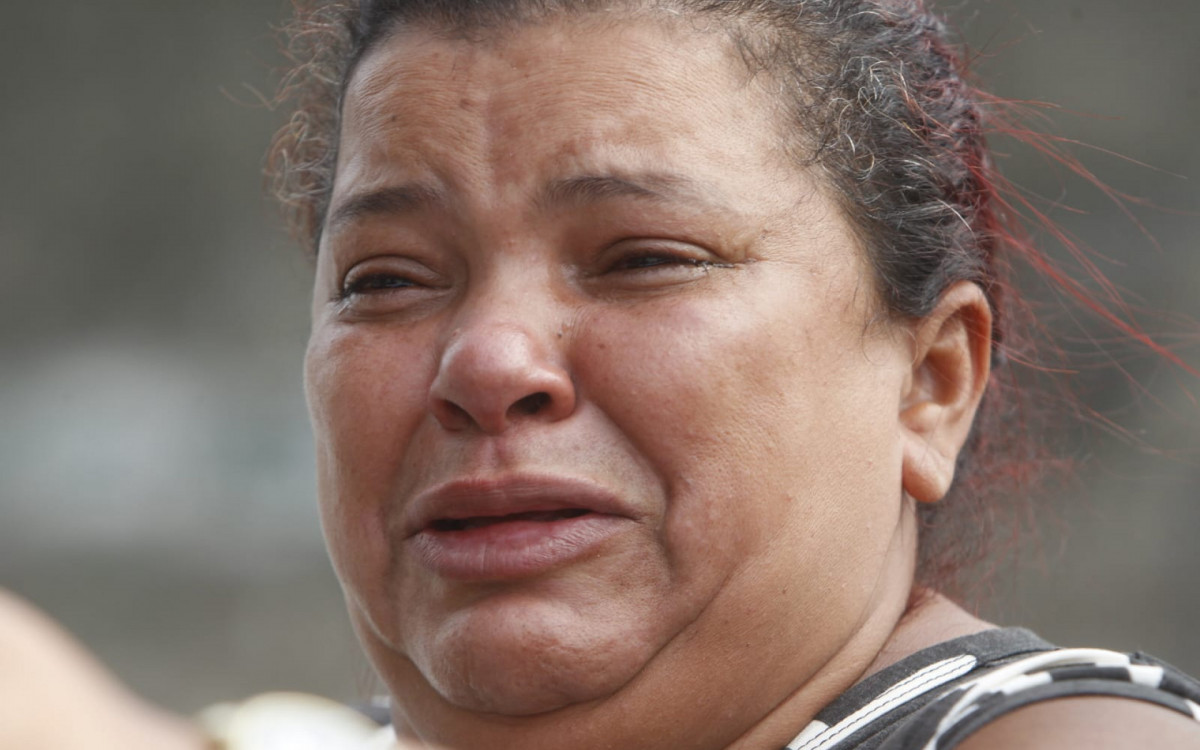 Nilvanise Tim&oacute;teo, m&atilde;e de Kauan, esteve no local do acidente, inconformada com a morte do filho