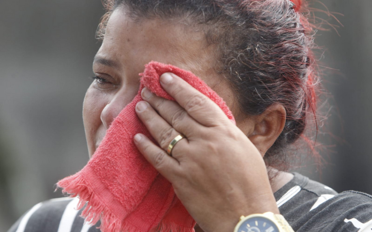 Nilvanise Tim&oacute;teo, m&atilde;e de Kauan, esteve no local do acidente, inconformada com a morte do filho