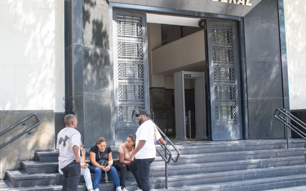 Familiares do MC Poze do Rodo estiveram na sede da Polícia Federal, no Centro do Rio