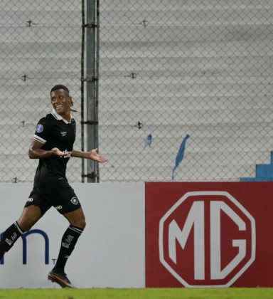 'Todos correram do começo ao fim', afirma Danilo após vitória