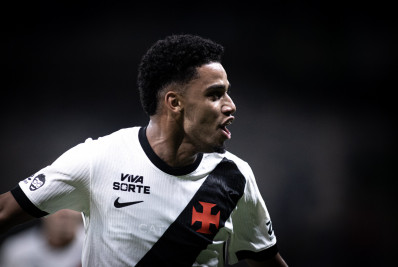 Brenner retorna, faz gol e mantém disputa pela titularidade no Vasco