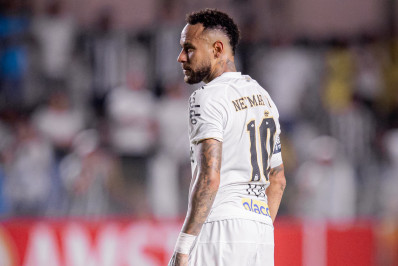 Neymar discute com torcedor após empate do Santos: 'Estou dando a vida'
