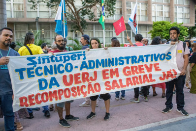 Docentes e técnicos da Uerj fazem manifestação no Tribunal de Justiça