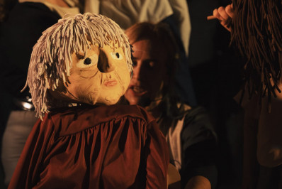 Peça mostra teatro musical de sombras e bonecos