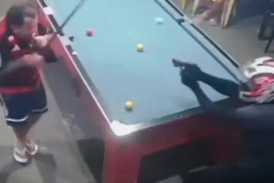 Homem morre baleado enquanto jogava sinuca dentro de bar em Muriqui