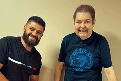 Faustão surge bem-disposto em vídeo raro e ganha cachorro