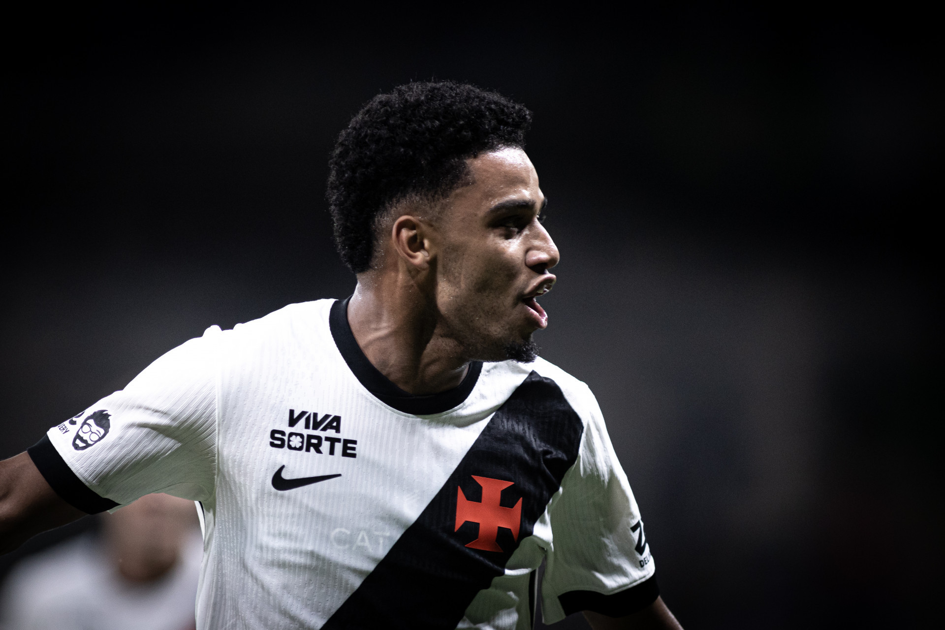 Brenner retorna, faz gol e mantém disputa pela titularidade no Vasco