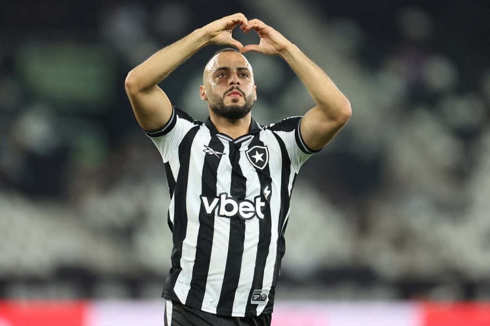 Arthur Cabral recupera moral no Botafogo e vive fase goleadora