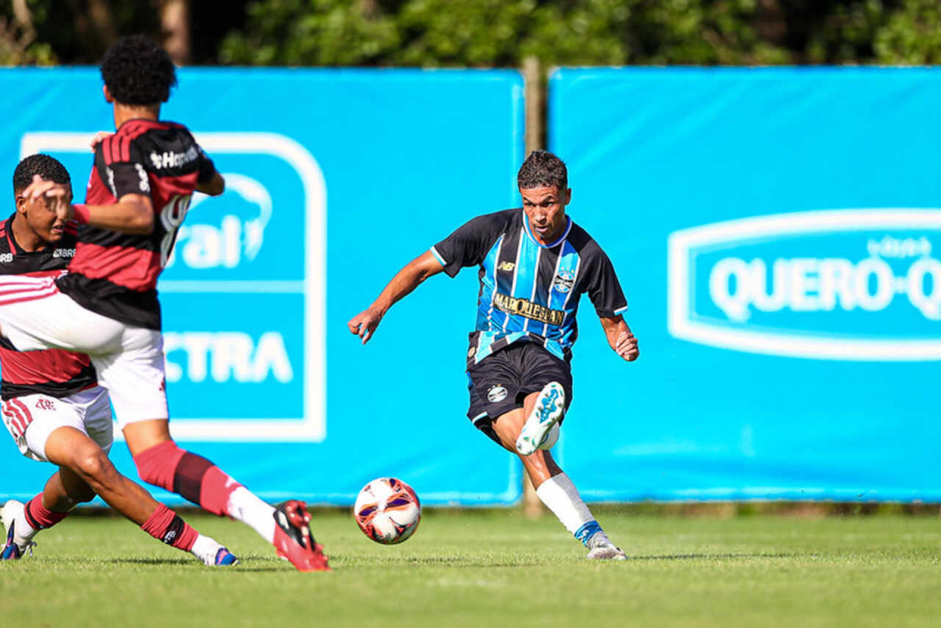 Em jogo morno, Flamengo bate o Gr&ecirc;mio no Brasileir&atilde;o Sub-20