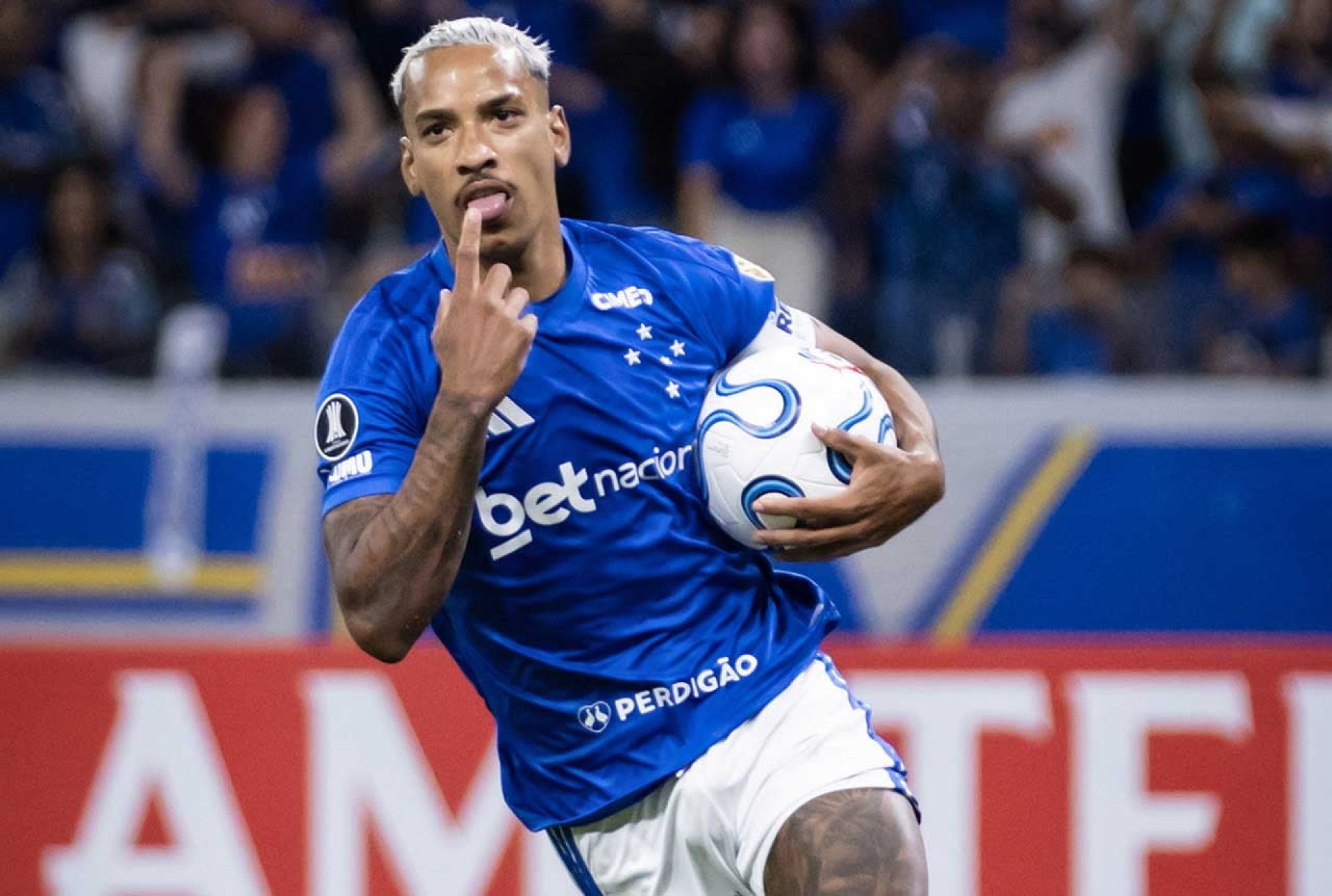 Matheus Pereira alcan&ccedil;a mar&ccedil;a expressiva com direito a gol em rev&eacute;s do Cruzeiro