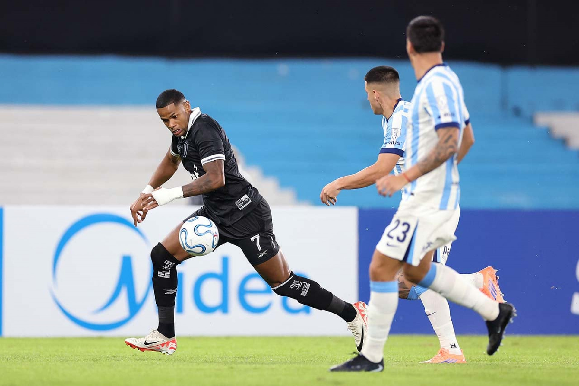 Botafogo marca nos acr&eacute;scimos e vence o Racing pela Sul-Americana