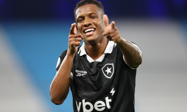 Danilo marca nos acréscimos, e Botafogo vence o Racing fora de casa