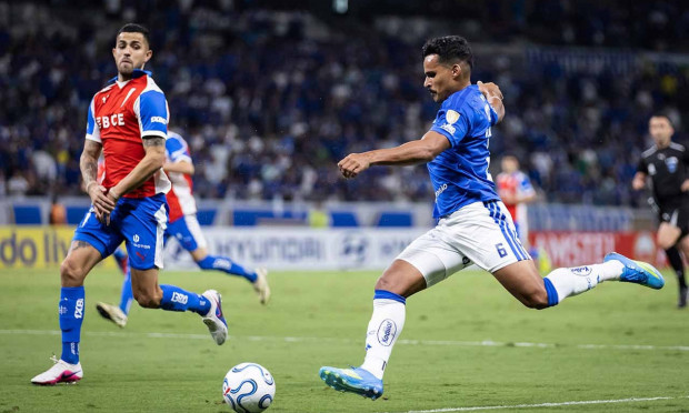 Cruzeiro leva gol nos acréscimos e perde para a Católica no Mineirão