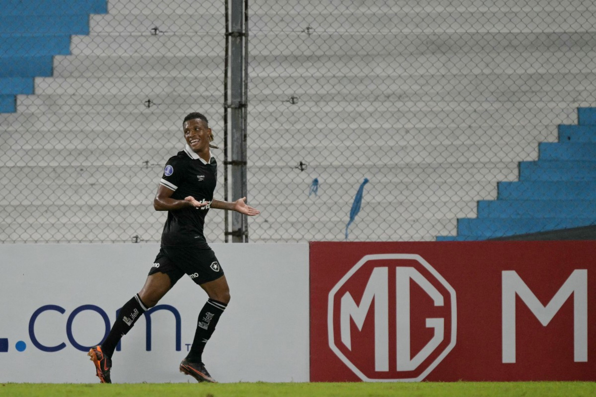 Danilo cita dedicação e foco do Botafogo em vitória: 'Todos correram do começo ao fim'