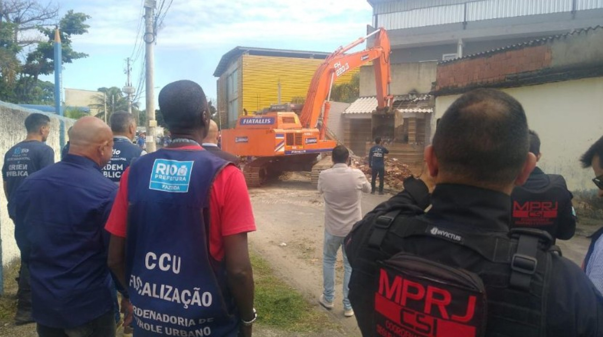 Construções irregulares em Inhoaíba são demolidas