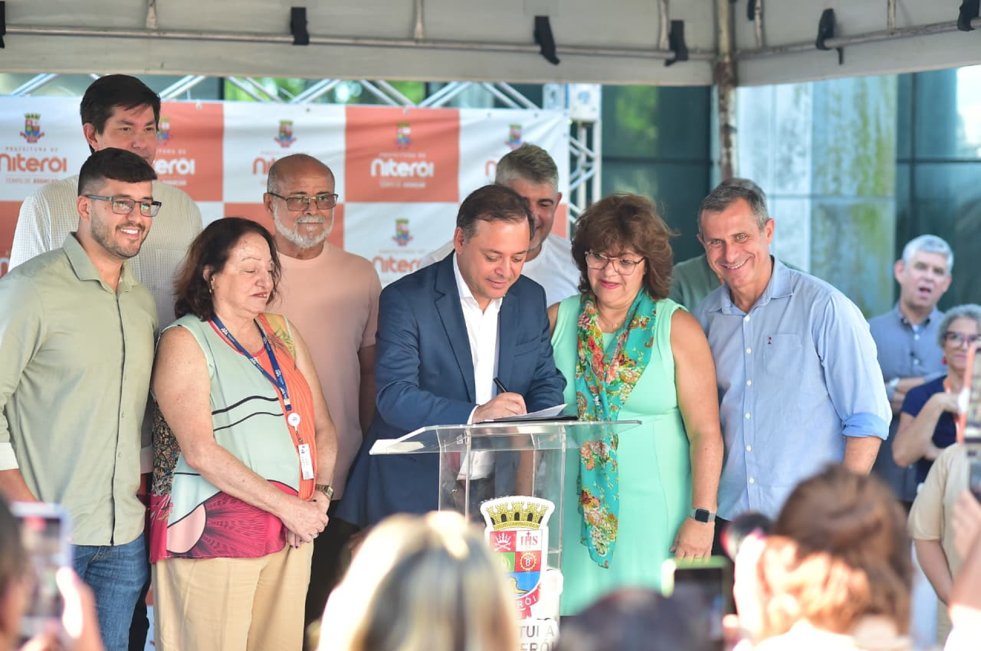 Prefeito assina ordem de início da reforma do Super Centro de Exames, Imagens e Especialidades