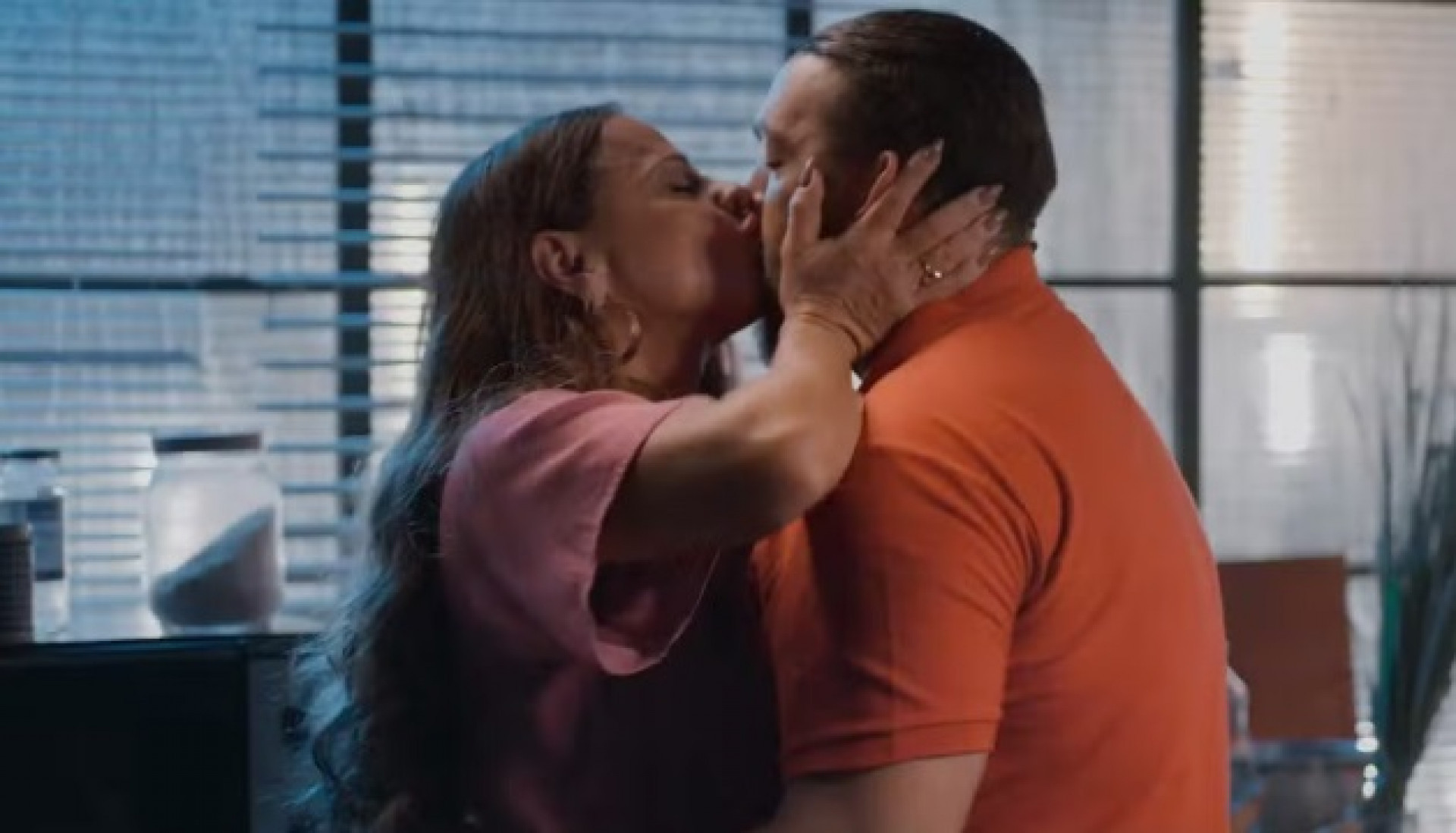 Ex-casal na vida real, Viviane Araújo e Belo se beijam em 'Três Graças' e movimentam as redes