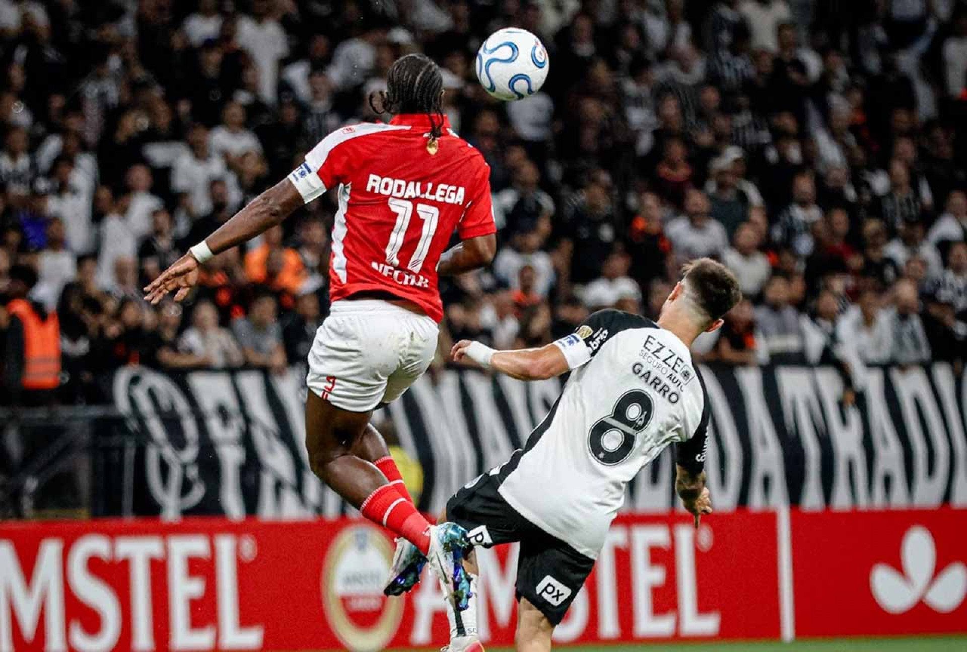 Corinthians bate o Santa Fe e dispara na lideran&ccedil;a de seu grupo na Libertadores