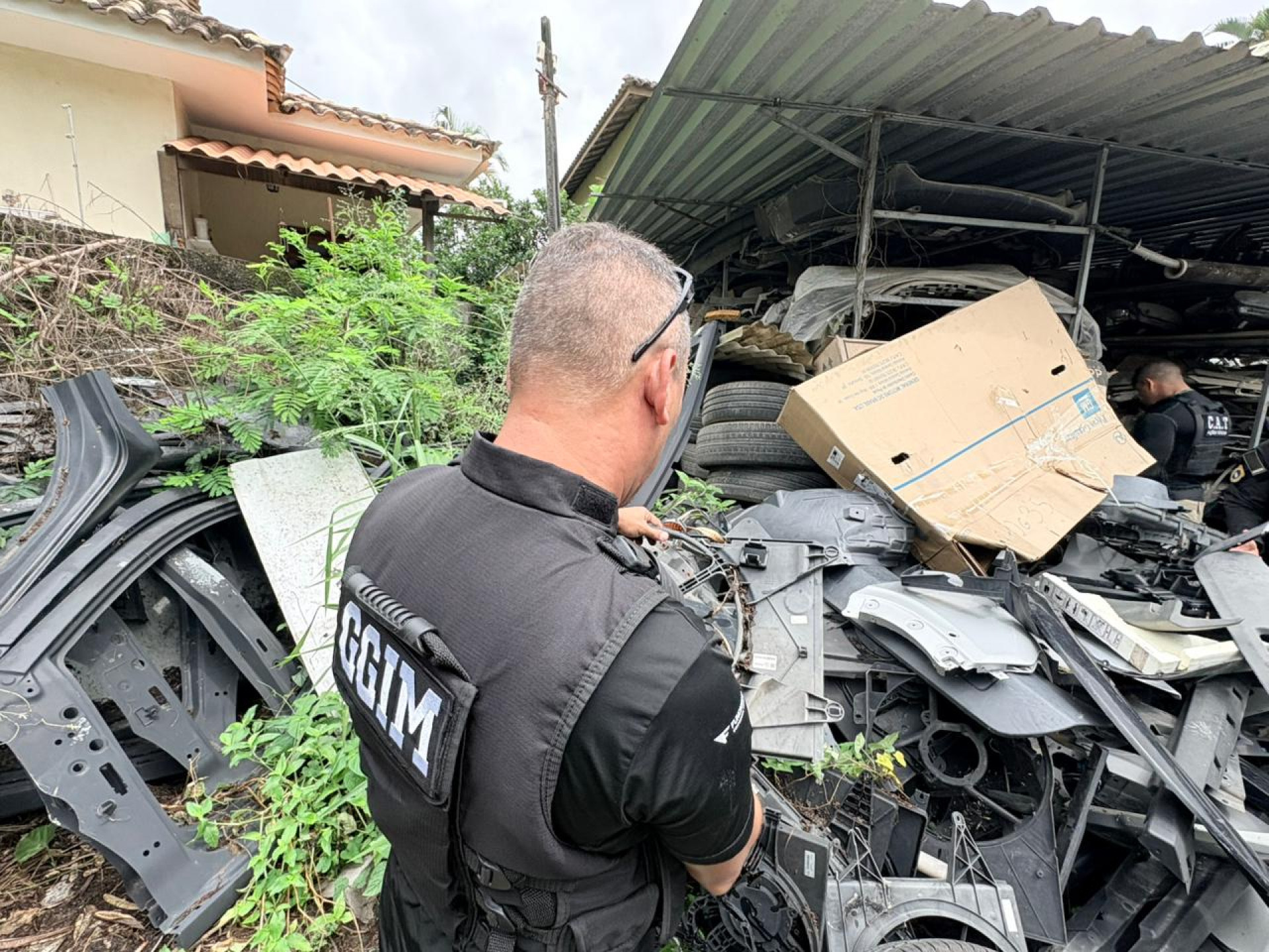 Operação Asfixia na Engenhoca prende responsável por ferro-velho