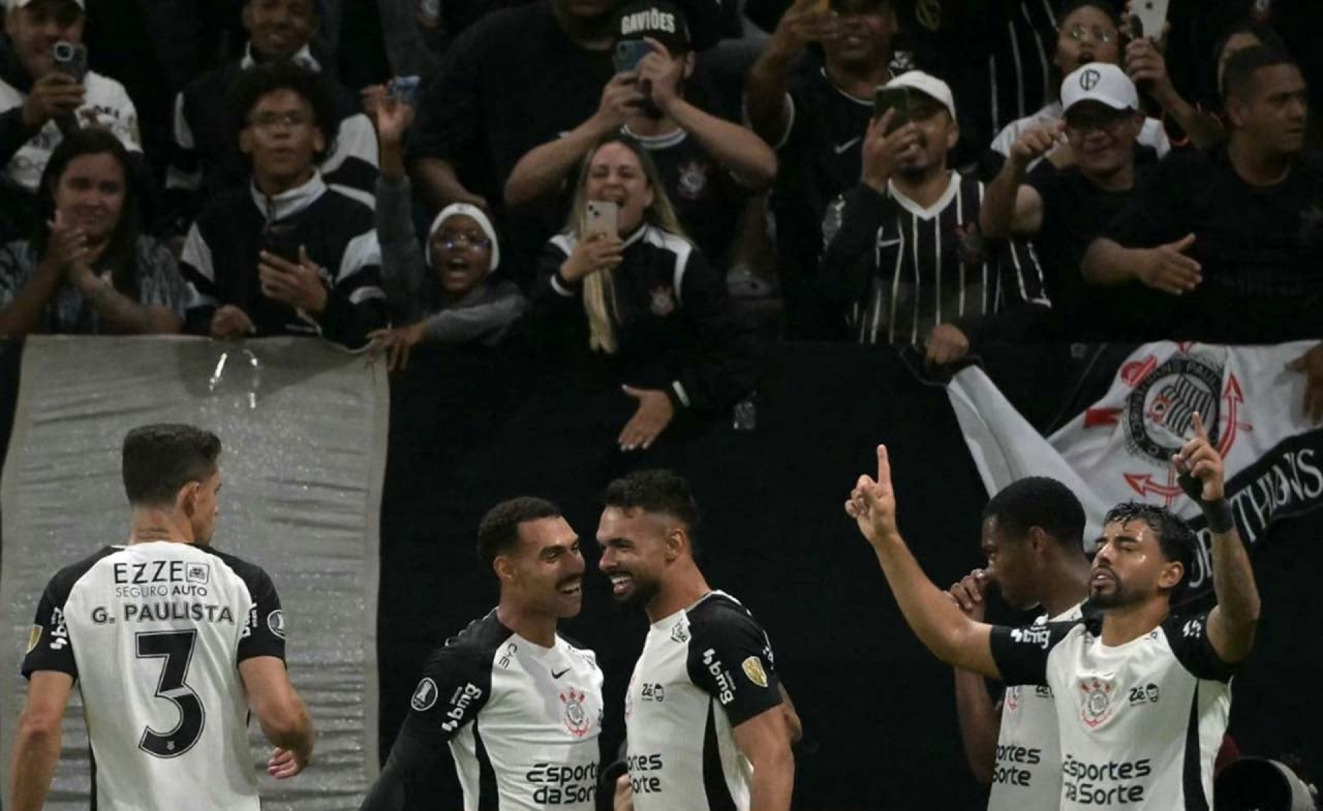 Gustavo Henrique celebra 100% do Corinthians e explica gol inusitado: ”Fui feliz”