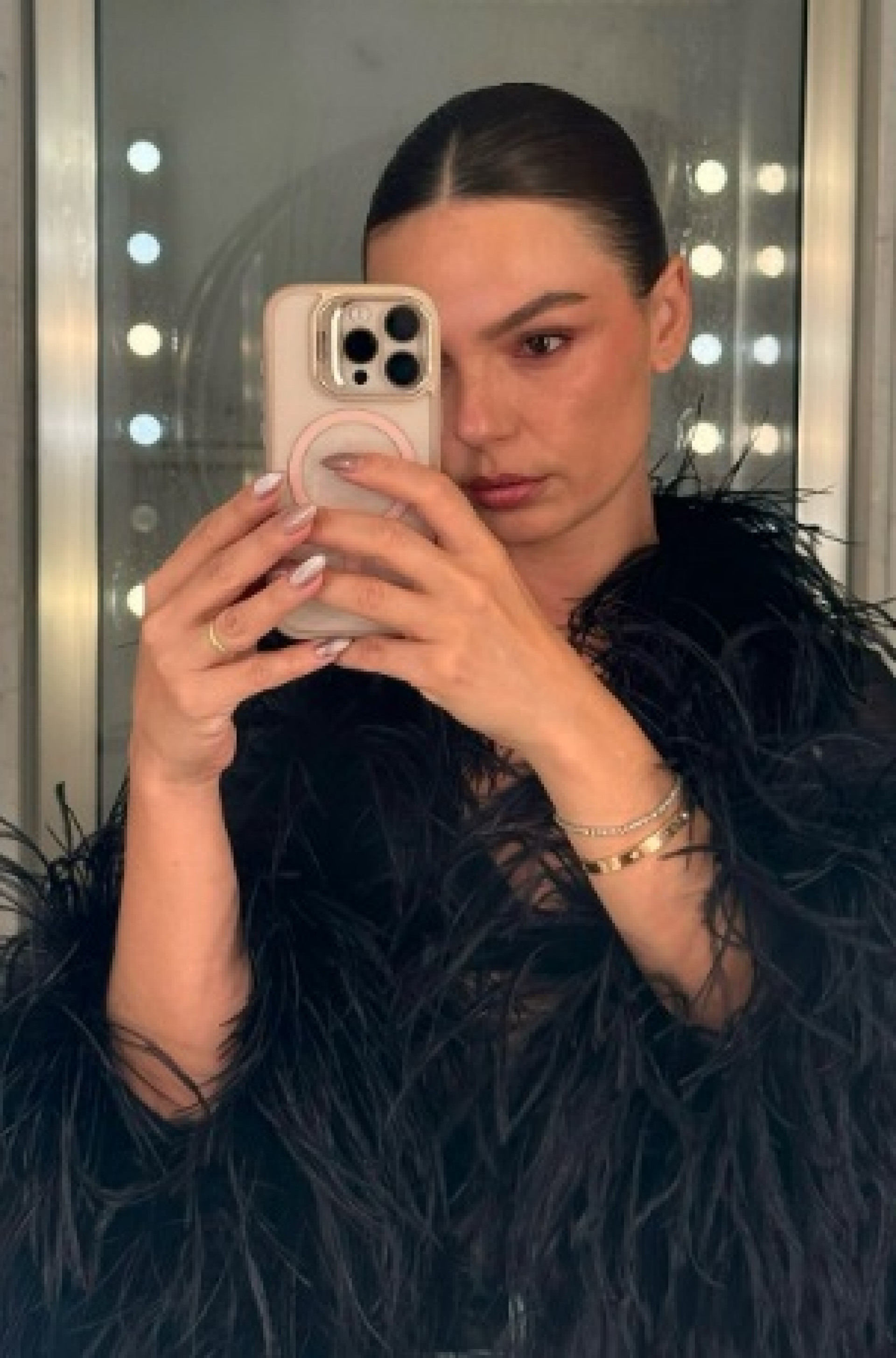 Isis Valverde aposta em esmalte metalizado - Reprodução do Instagram