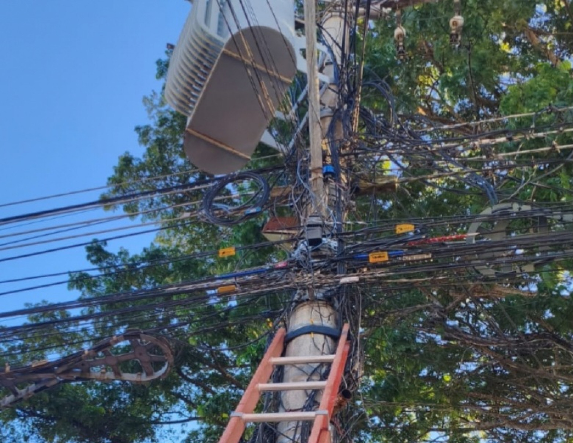 Operação Limpa Fio executa retirada de cabos inoperantes em São Francisco