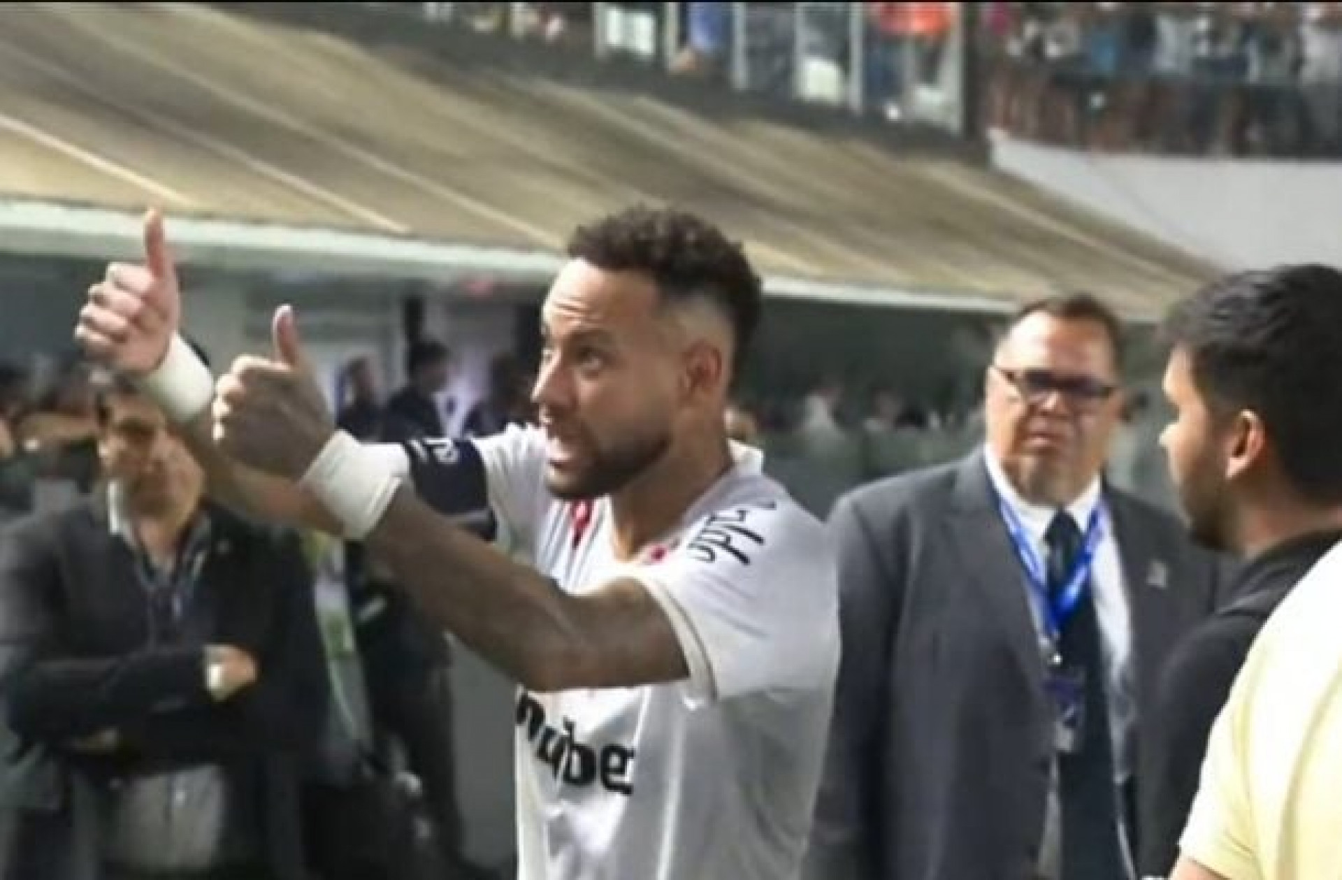 V&iacute;deo! Santista explica bate-boca com Neymar e critica: “Mandou a mina calar a boca”