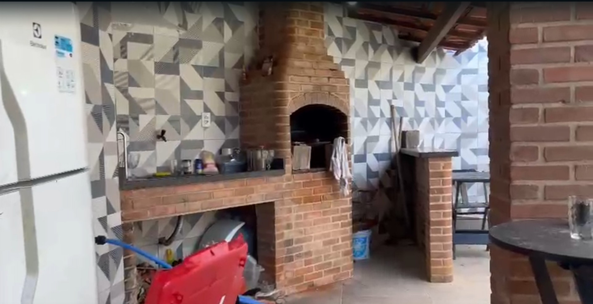 Área de lazer do TCP estava em um imóvel protegido por uma porta de ferro - Reprodução