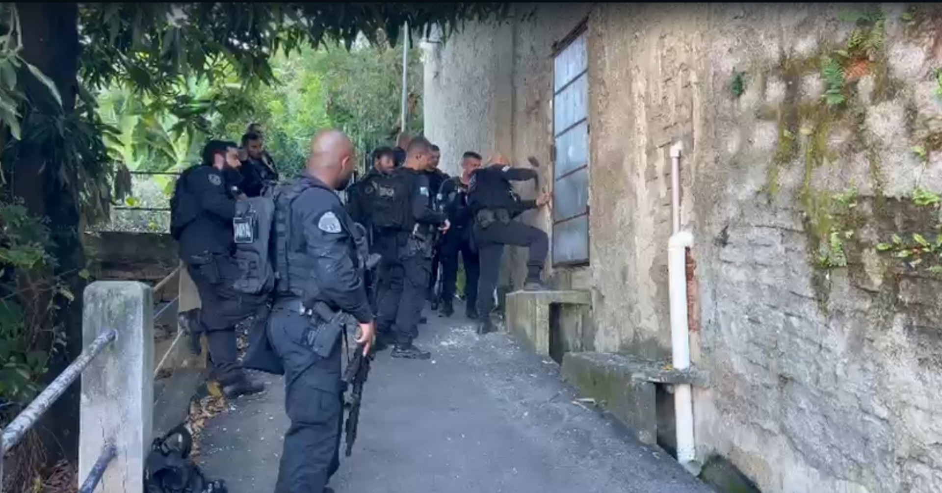 Área de lazer do TCP estava em um imóvel protegido por uma porta de ferro - Reprodução