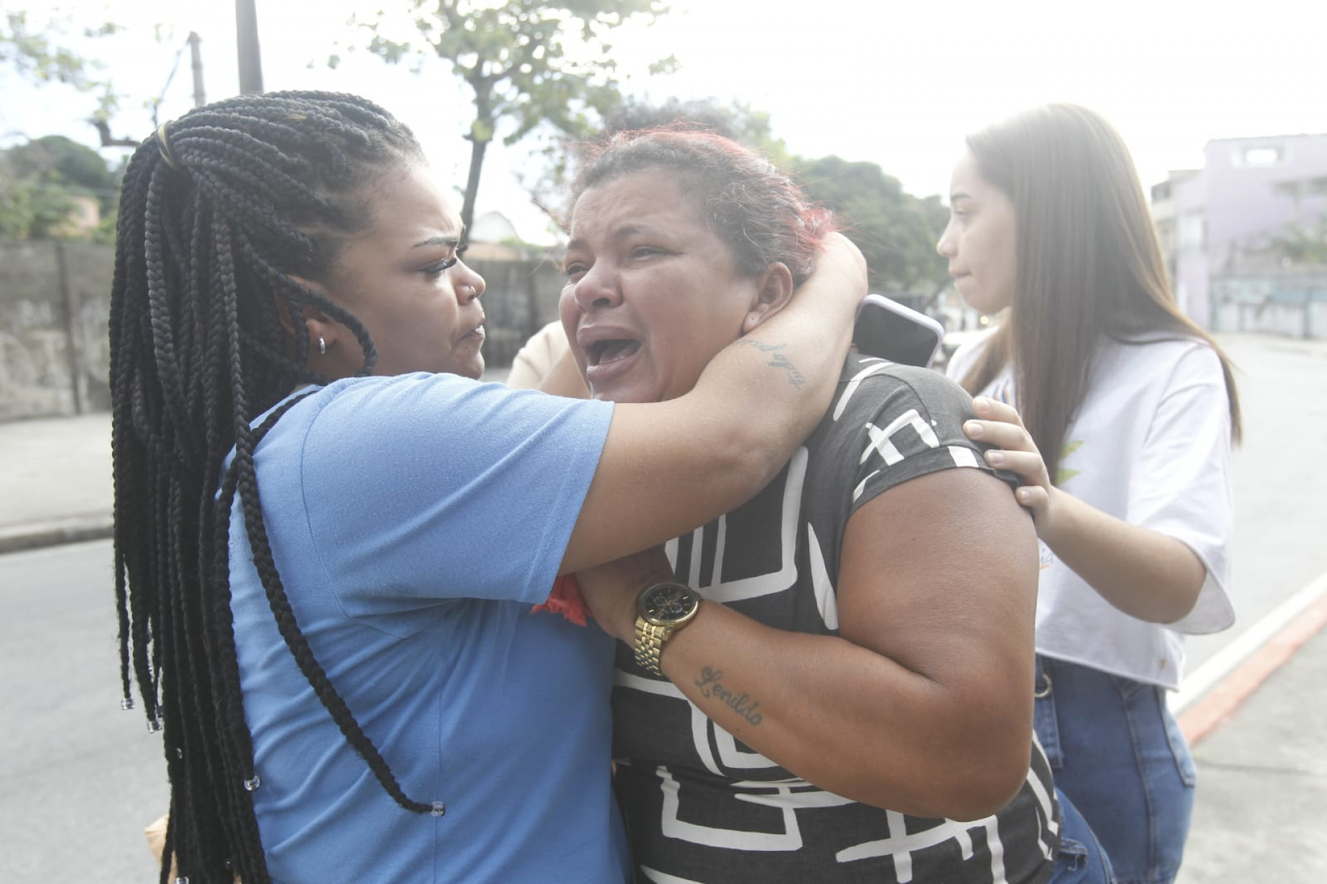 Nilvanise Timóteo, mãe de Kauan, esteve no local do acidente, inconformada com a morte do filho - Reginaldo Pimenta/Agência O DIA