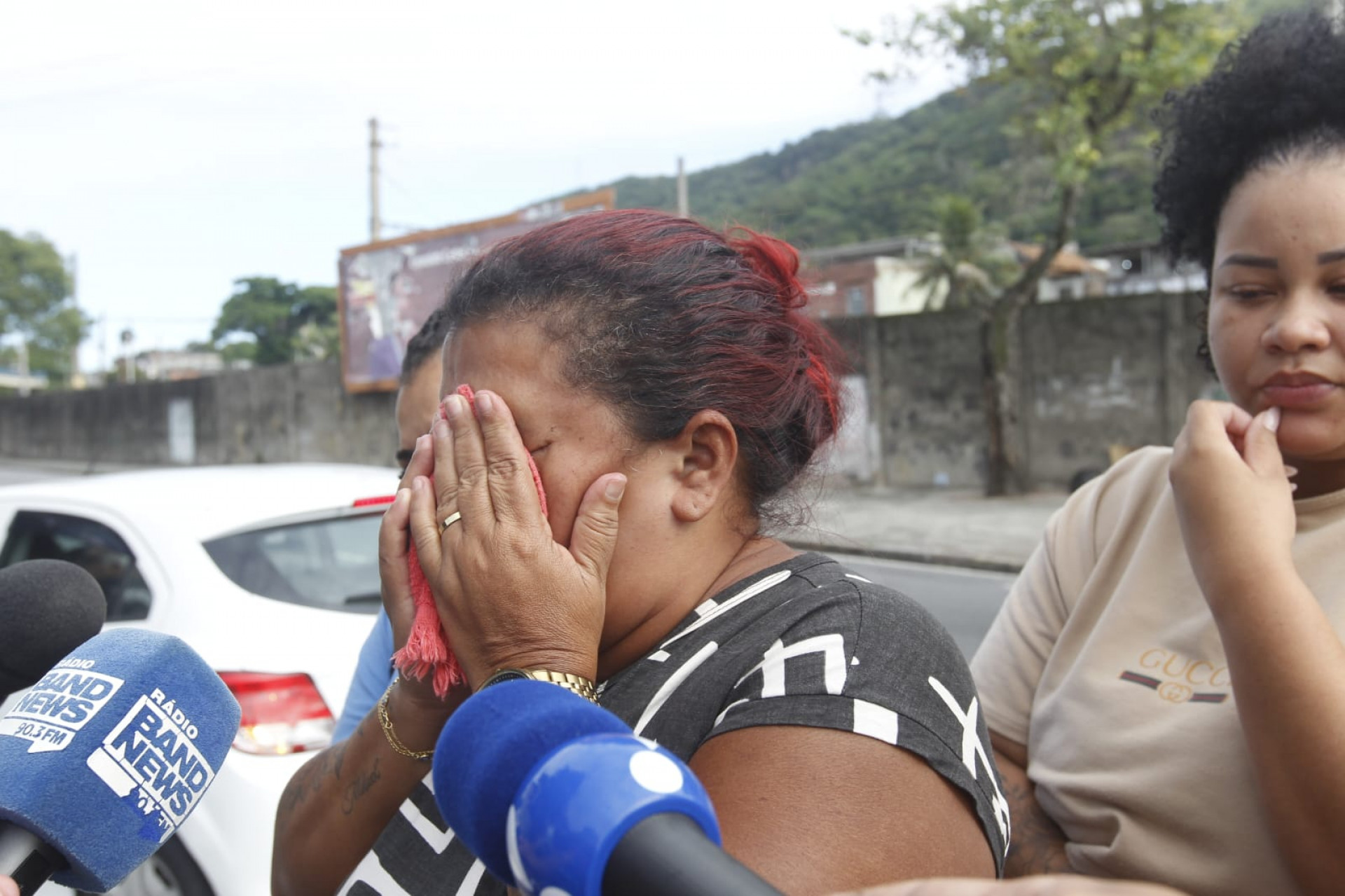 Nilvanise Timóteo, mãe de Kauan, esteve no local do acidente, inconformada com a morte do filho - Reginaldo Pimenta/Agência O DIA