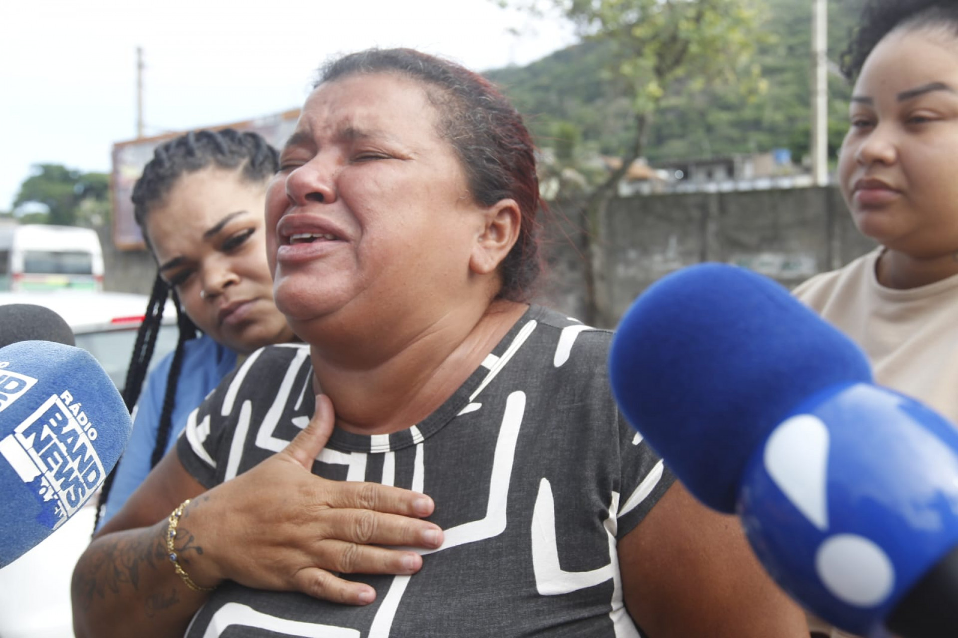 Nilvanise Timóteo, mãe de Kauan, esteve no local do acidente, inconformada com a morte do filho - Reginaldo Pimenta/Agência O DIA