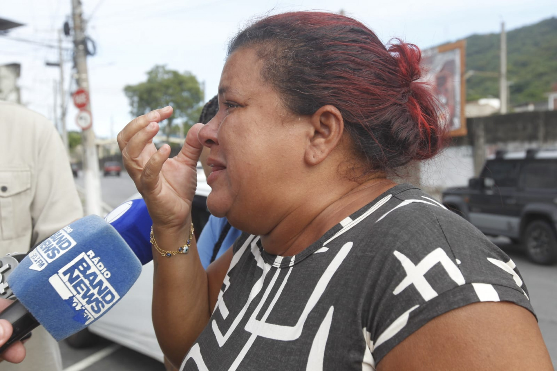 Nilvanise Timóteo, mãe de Kauan, esteve no local do acidente, inconformada com a morte do filho - Reginaldo Pimenta/Agência O DIA