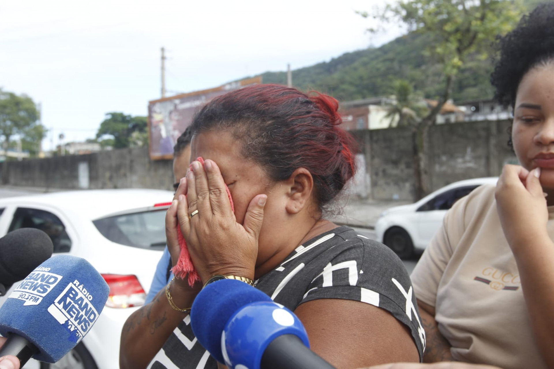 Nilvanise Timóteo, mãe de Kauan, esteve no local do acidente, inconformada com a morte do filho - Reginaldo Pimenta/Agência O DIA