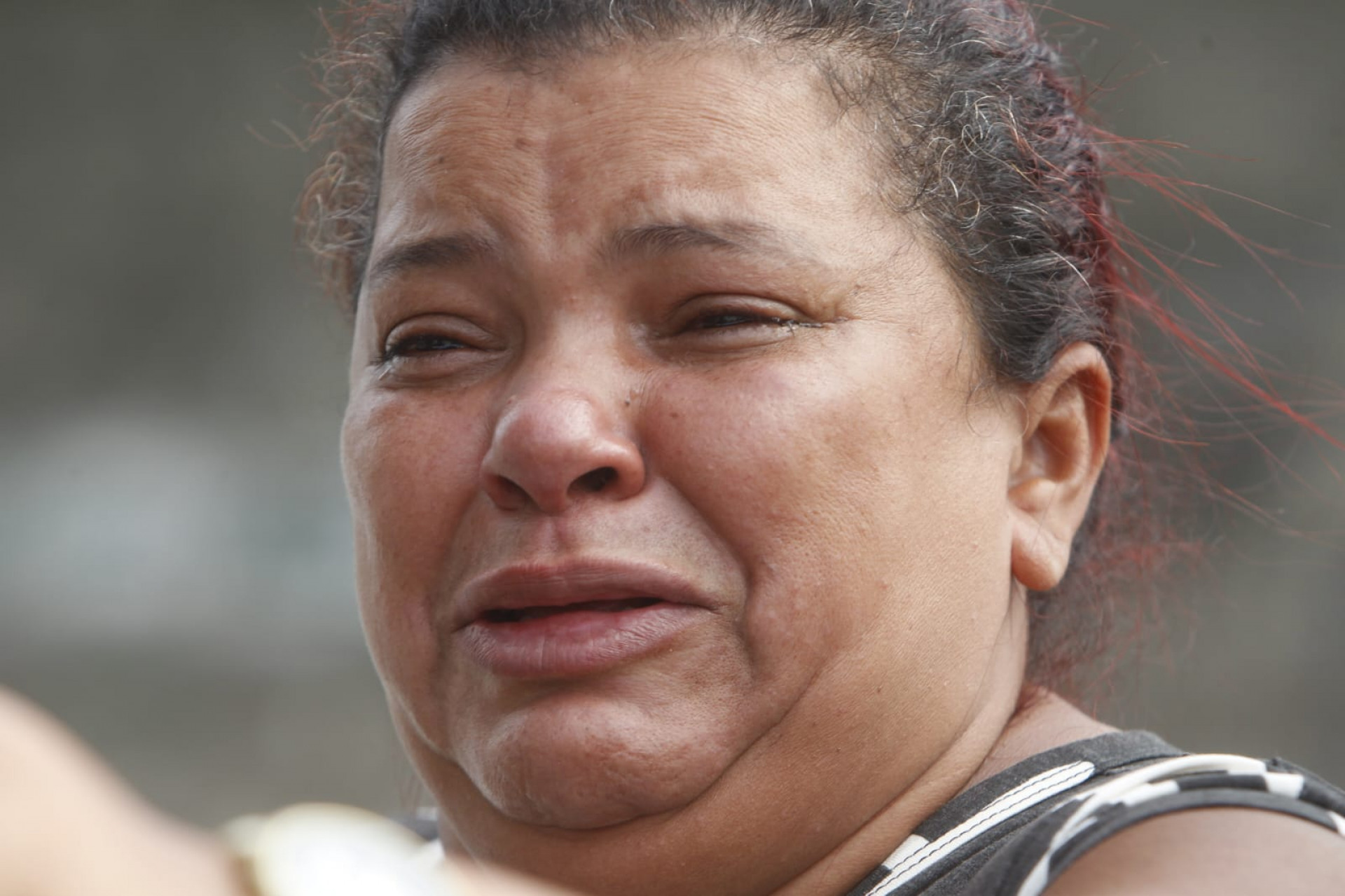 Nilvanise Timóteo, mãe de Kauan, esteve no local do acidente, inconformada com a morte do filho - Reginaldo Pimenta/Agência O DIA