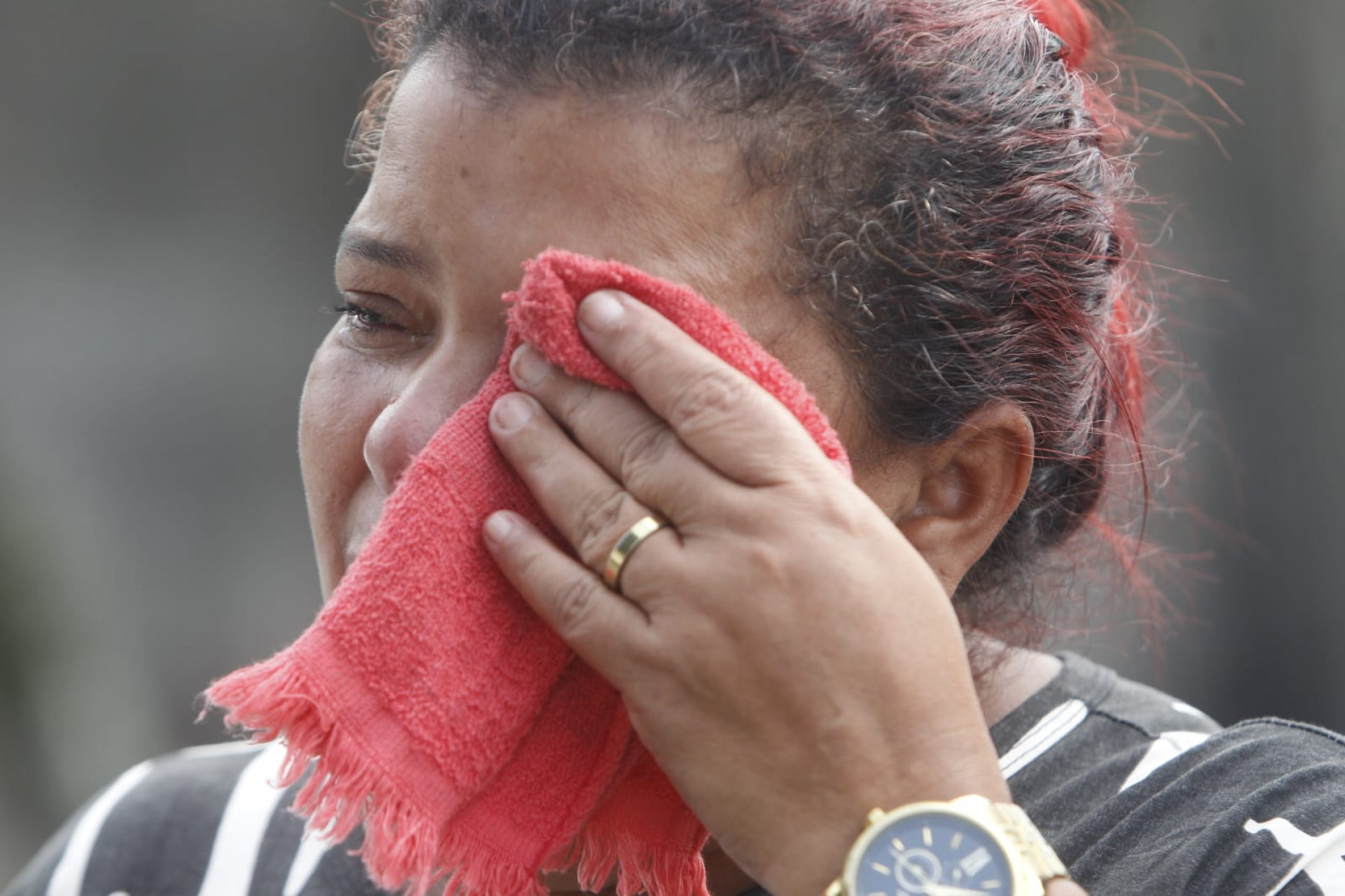 Nilvanise Timóteo, mãe de Kauan, esteve no local do acidente, inconformada com a morte do filho - Reginaldo Pimenta/Agência O DIA