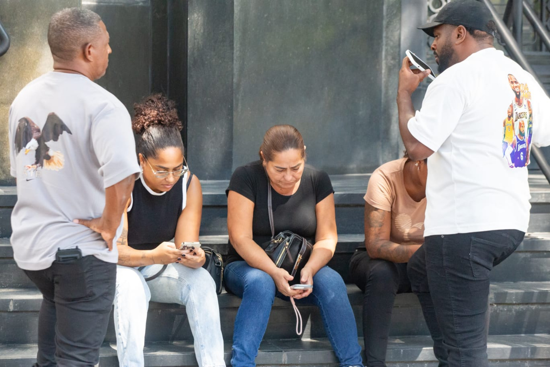 Familiares do MC Poze do Rodo estiveram na sede da Polícia Federal, no Centro do Rio - Érica Martin / Agência O Dia