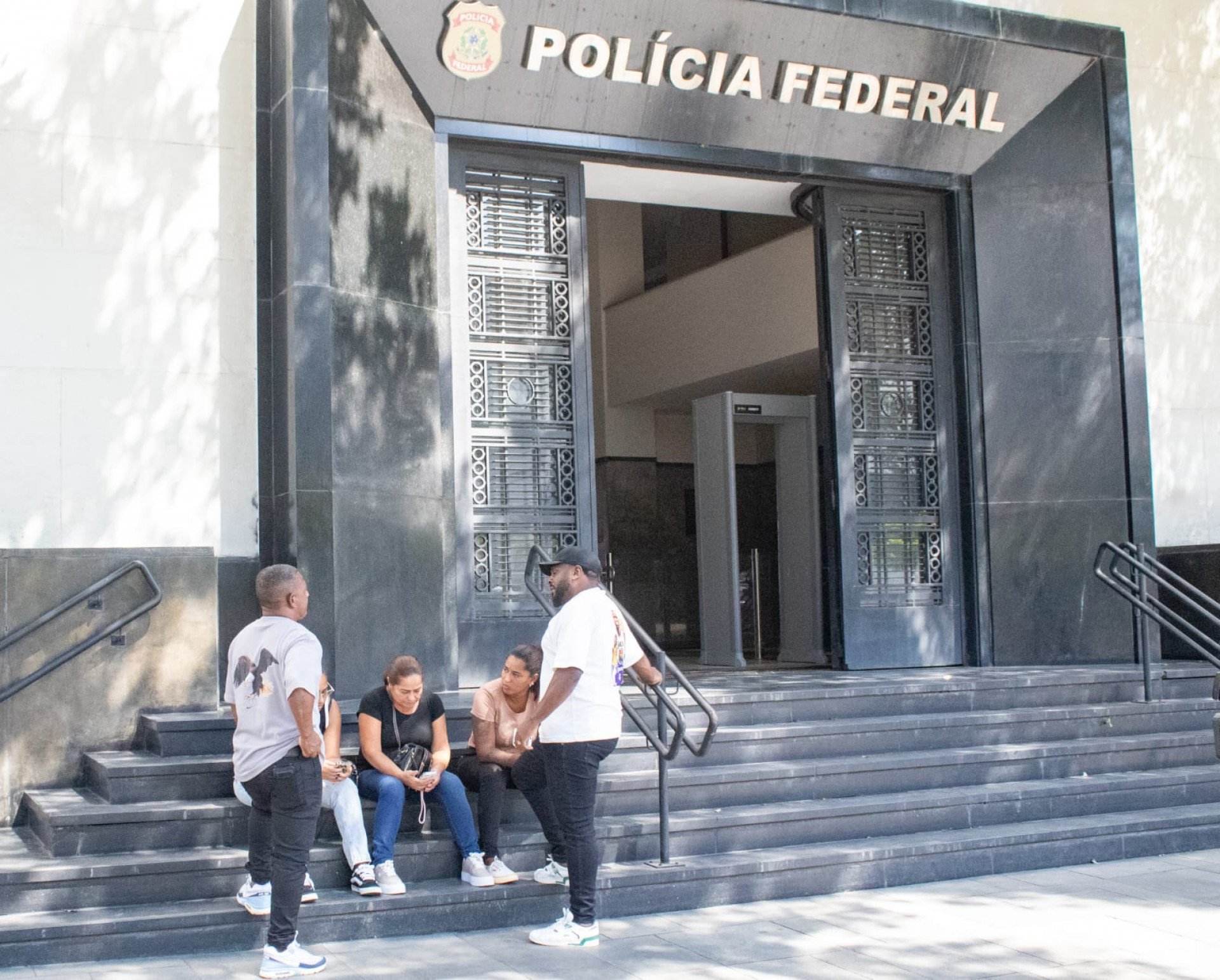 Familiares do MC Poze do Rodo estiveram na sede da Polícia Federal, no Centro do Rio - Érica Martin / Agência O Dia