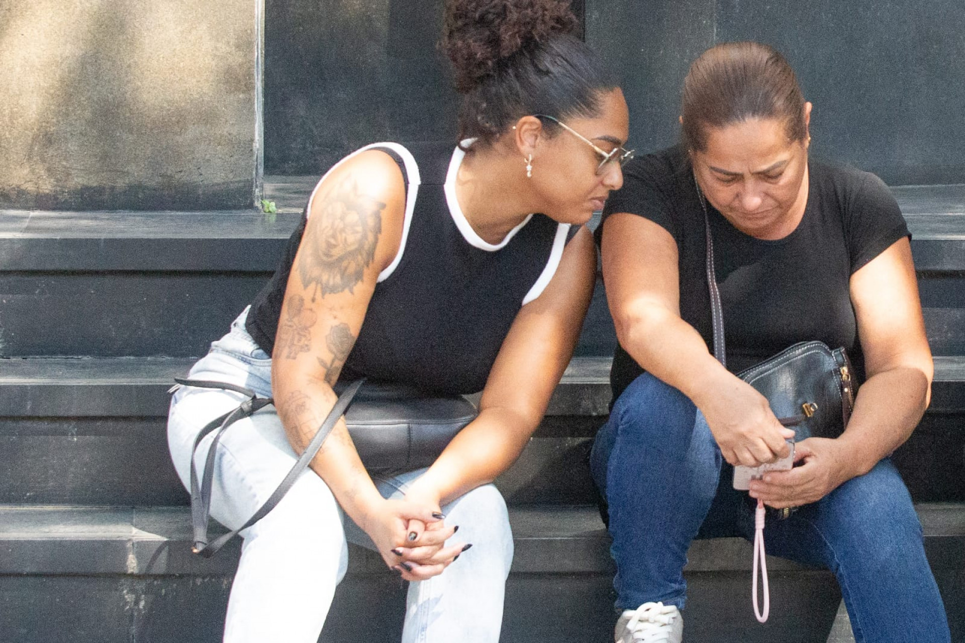 Carmen Lucia, mãe do MC Poze do Rodo, esteve na sede da Polícia Federal no Rio - Érica Martin / Agência O Dia