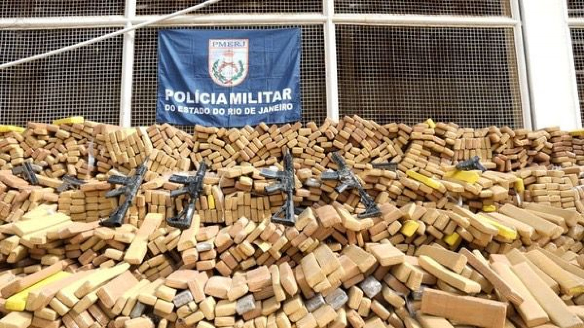 Polícia inicia incineração de 48 toneladas de maconha apreendida na maré