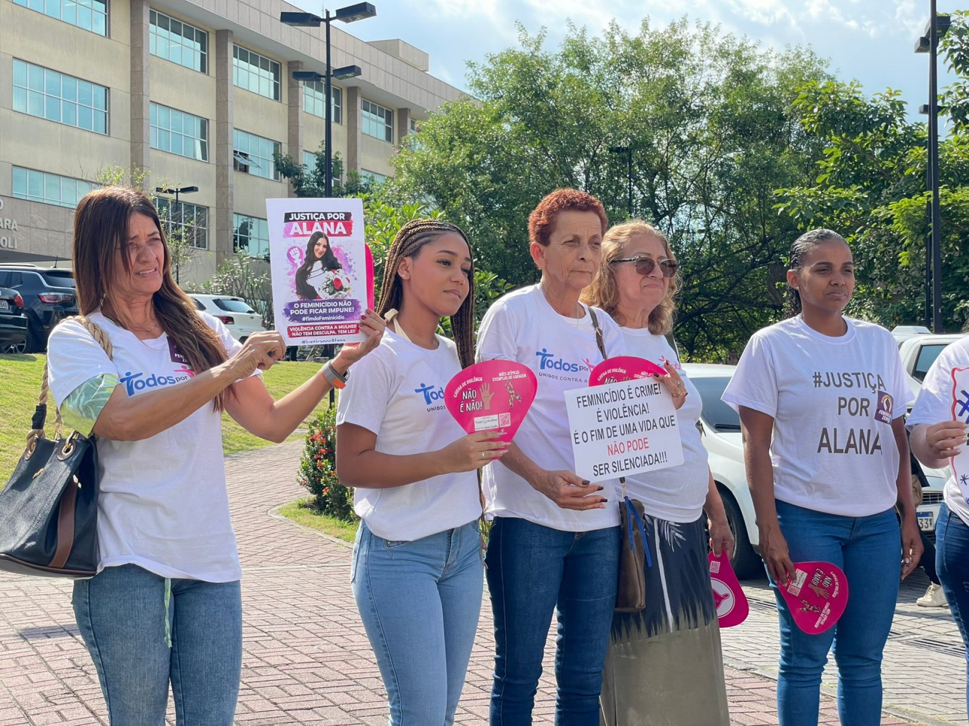 'Eu queria que ele ficasse 50 anos preso', diz mãe de jovem esfaqueada em São Gonçalo