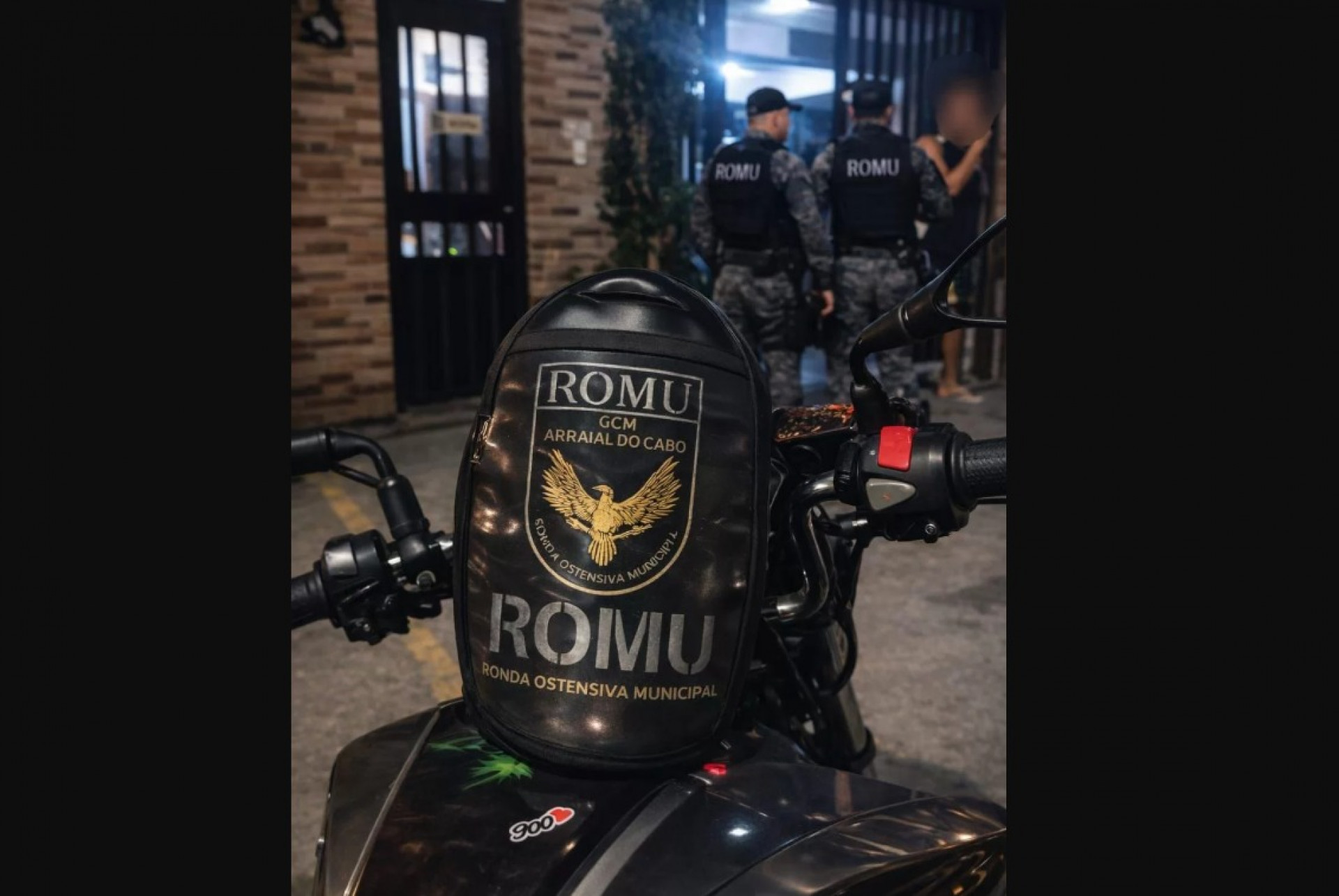 Foi confirmado que o ve&iacute;culo abandonado era fruto de um roubo ocorrido ontem mesmo no bairro. - Reprodu&ccedil;&atilde;o/