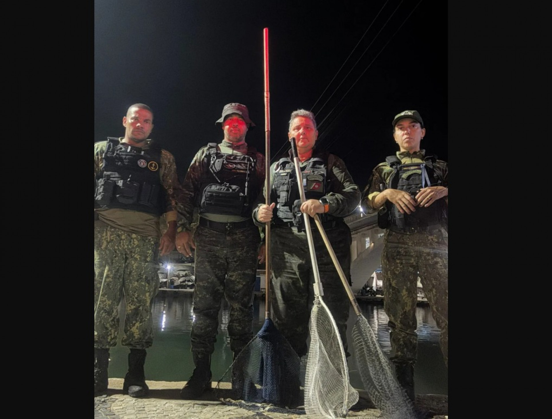 Guardas apreendem redes de arrasto na Lagoa de Araruama