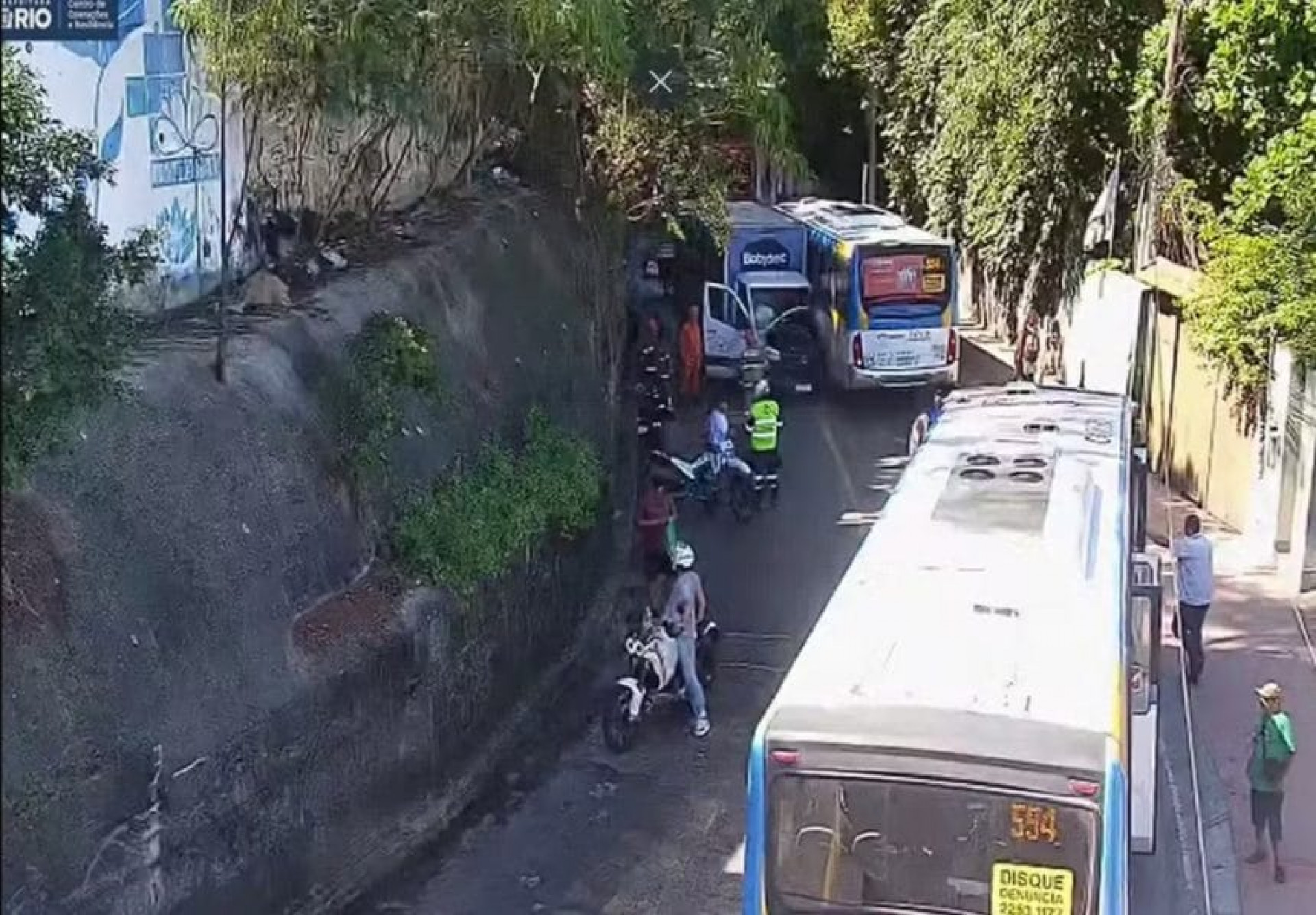 Acidente entre ônibus e caminhão deixa três feridos na Avenida Niemeyer