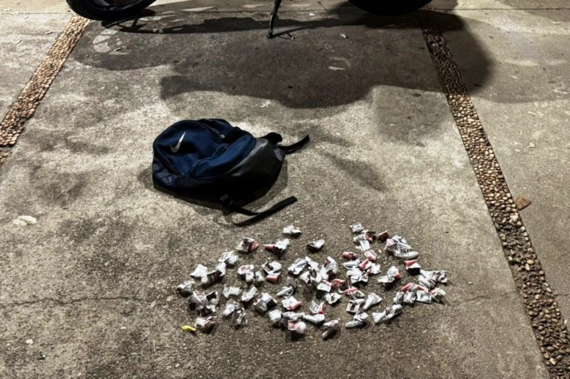 Moto recuperada e material apreendido foram levados para a delegacia ap&oacute;s a&ccedil;&atilde;o policial no bairro - Foto: Divulga&ccedil;&atilde;o