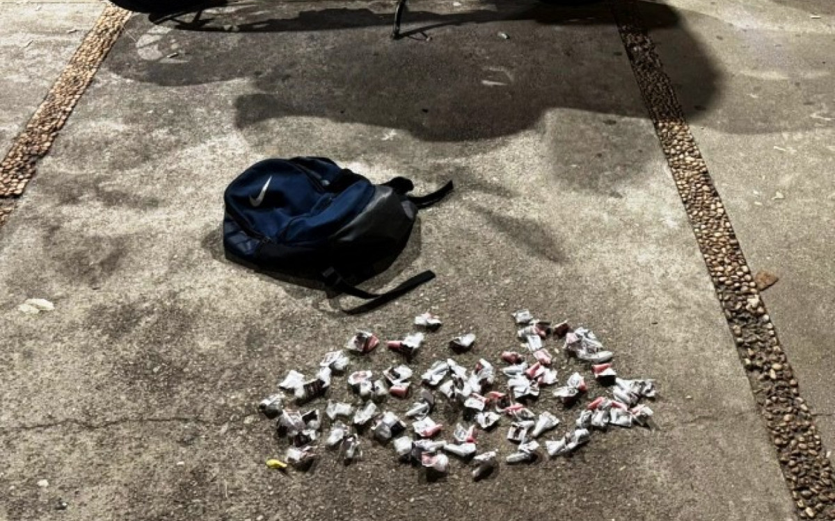 Moto recuperada e material apreendido foram levados para a delegacia após ação policial no bairro