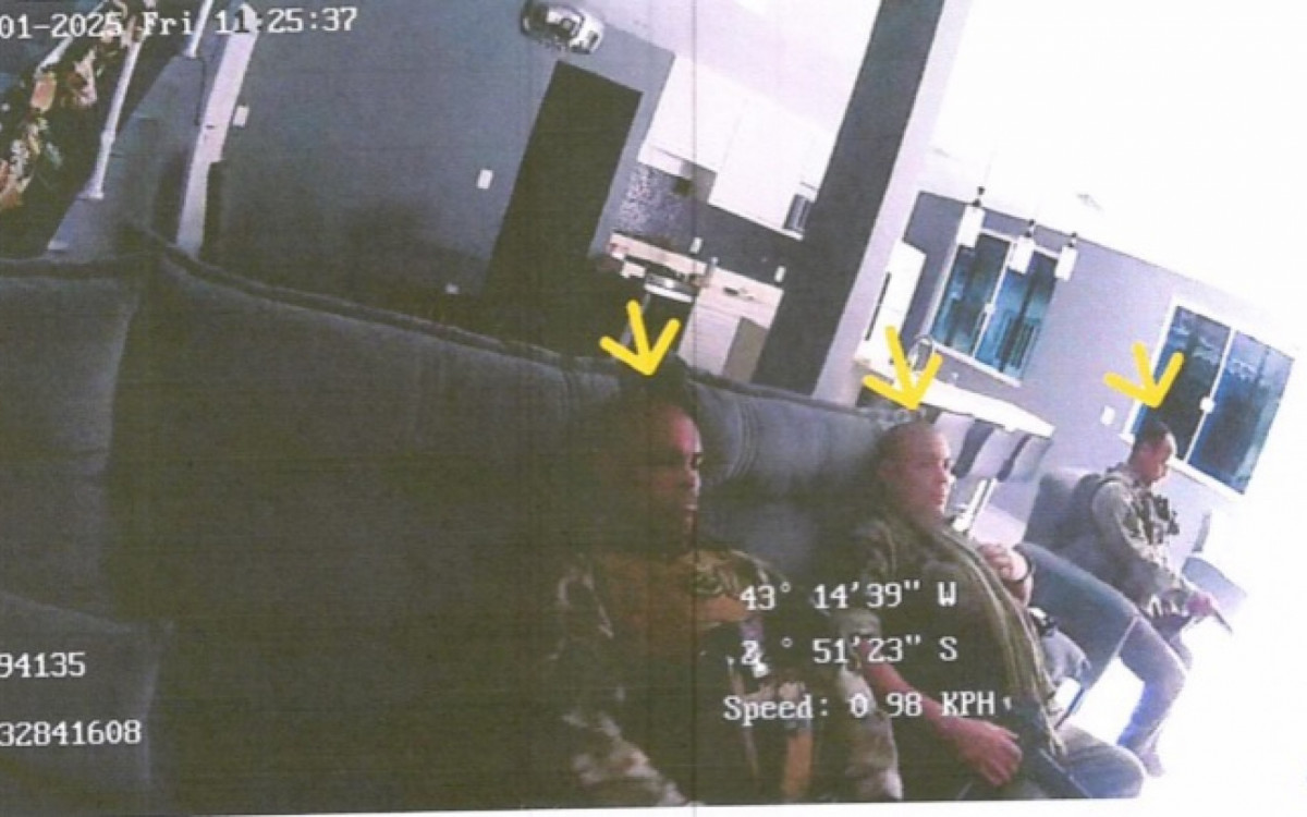 Imagens mostram PMs do Bope comendo e até tomando banho em casas invadidas durante operação na Maré